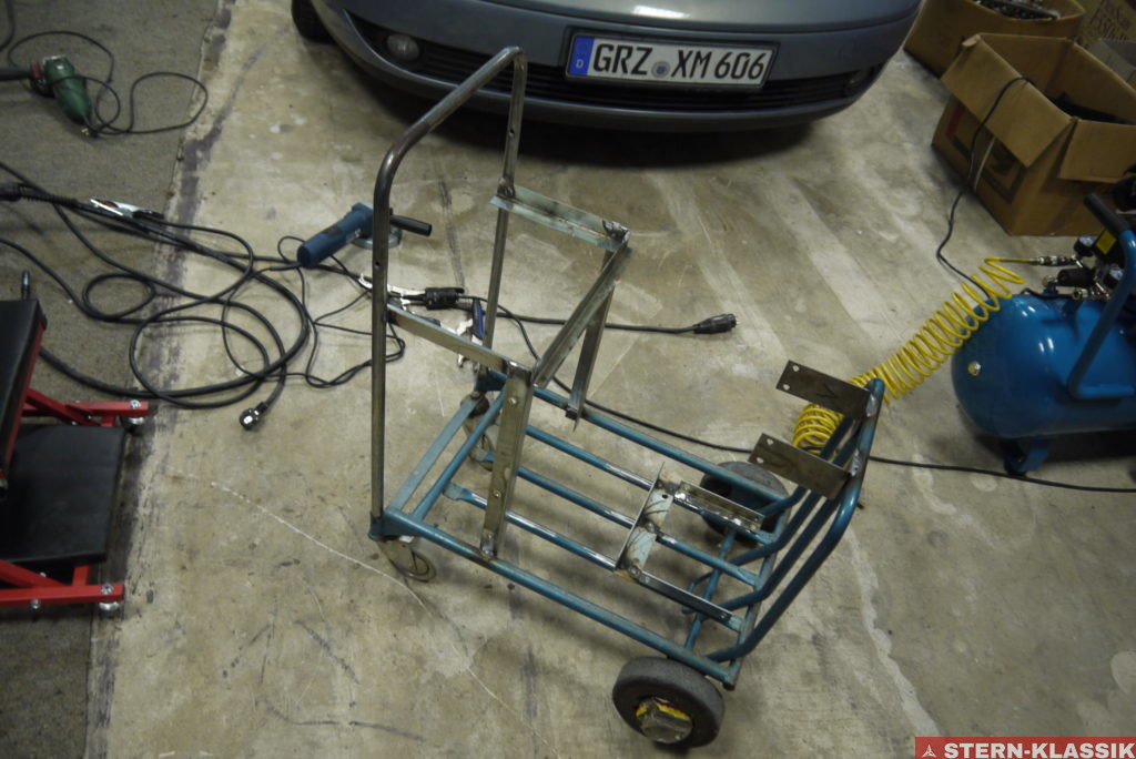 Selbstgebauter Schweißwagen mit Gasflaschenhalterung