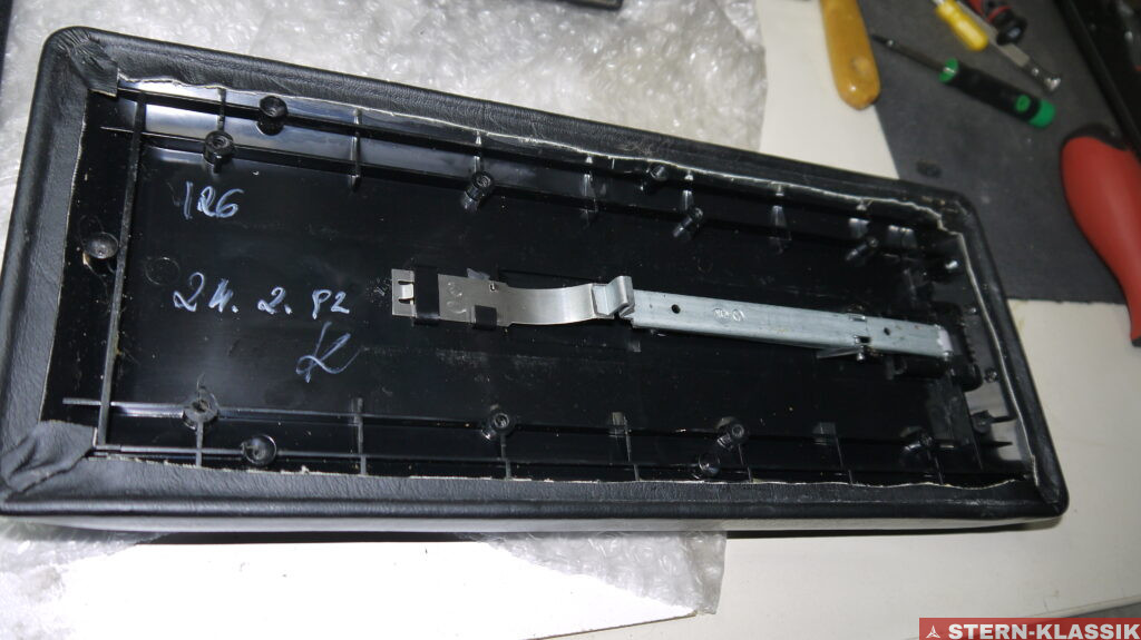 Mittelarmlehne von unten