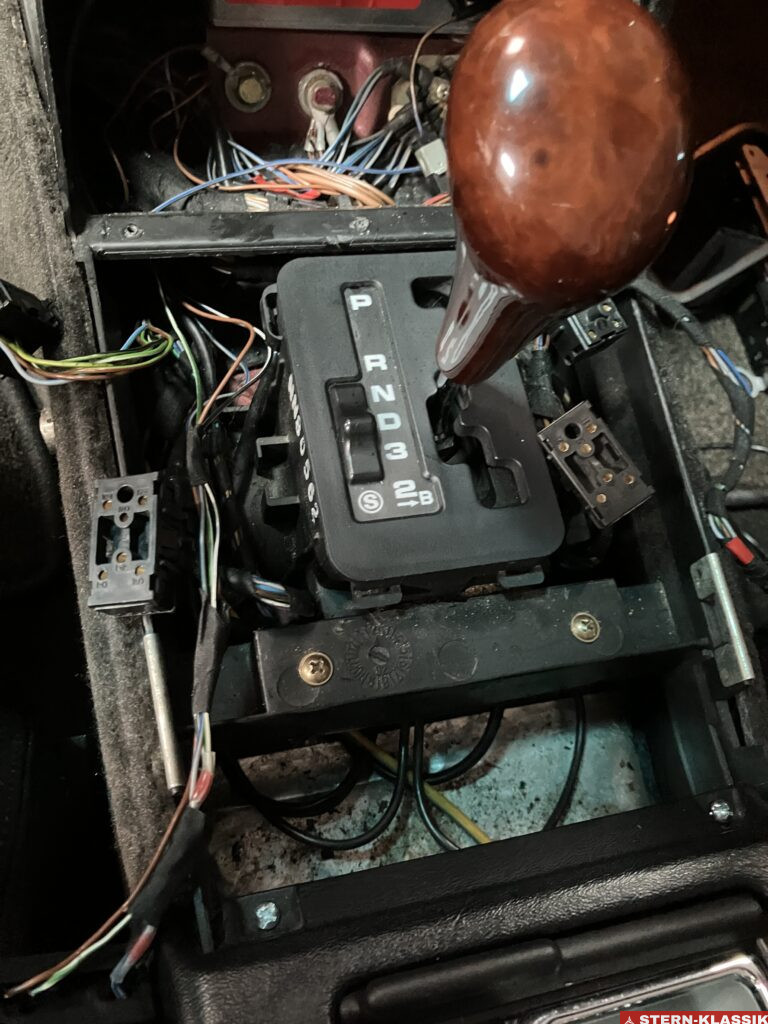 Kabel im Innenraum eines Mercedes-Benz R129 (500 SL) nach Reparatur mit Lötverbindern und textilem Klebeband.