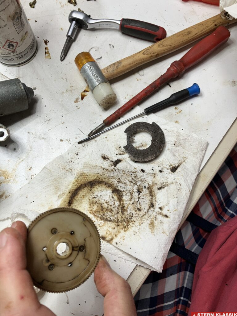 Gereinigte Mechanik eines Heckscheibenwischers eines Mercedes-Benz S124 mit neu aufgetragenem Fett.