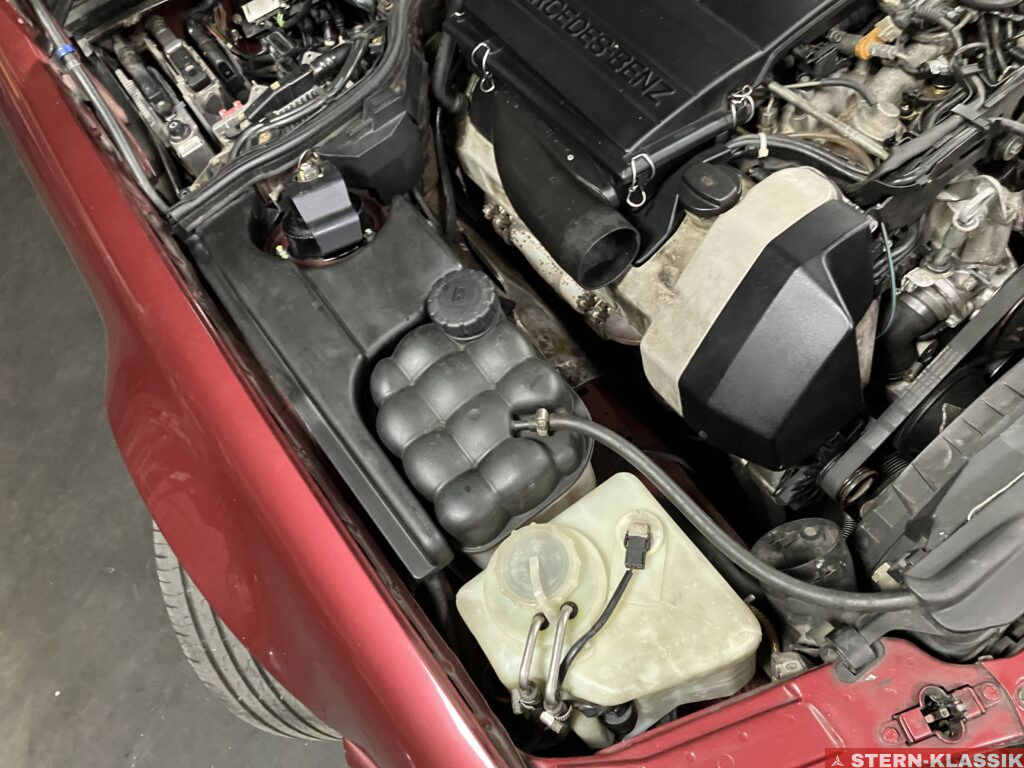 Erfahre, wie die Scheinwerferreinigungsanlage und die Verdeckhydraulik eines Mercedes-Benz R129 (500 SL) repariert wurden. Mit Einblicken in die erste Testfahrt und neue originale Blinkergläser.