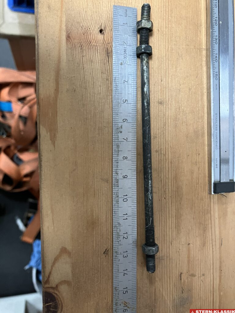 Gaszuggestänge eines Mercedes-Benz R129 (500 SL, Baujahr 1992) vor der Reparatur, verbogen und blockierend.
