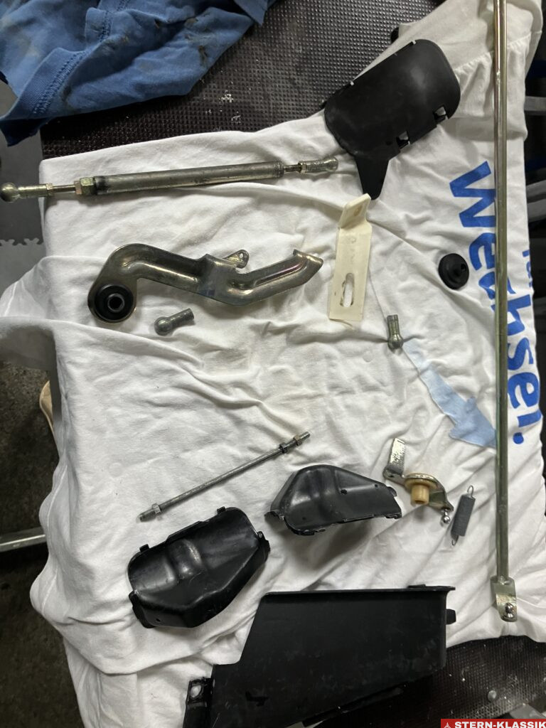 Gereinige Teile des Gaszuggestänges eines Mercedes-Benz R129 (500 SL, Baujahr 1992) nach Ultraschallreinigung.