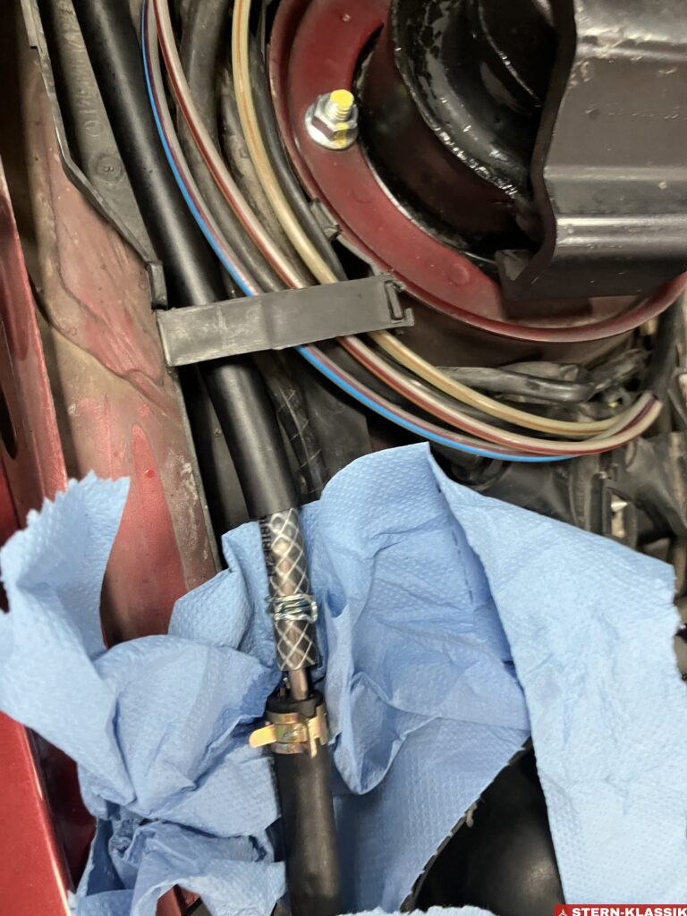Reparierte Scheibenreinigungsanlage eines Mercedes-Benz R129 (500 SL) mit Bremsleitung als Verbindungsstück.