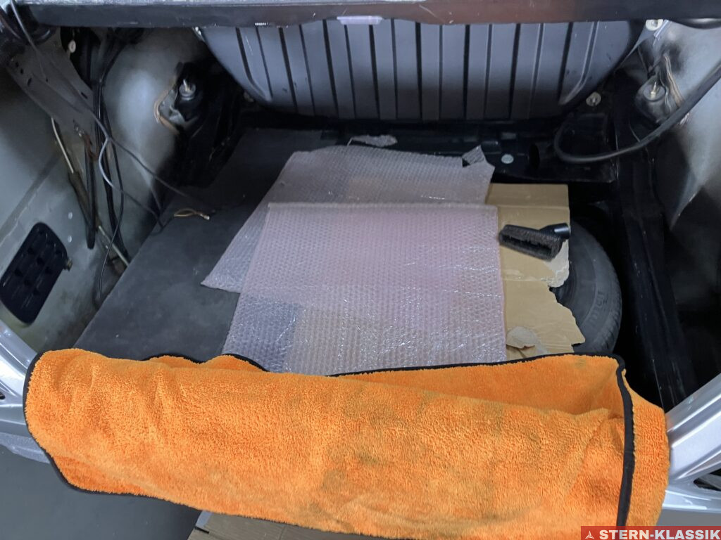 Benzintank eines Mercedes-Benz W124 nach der Wiedermontage.