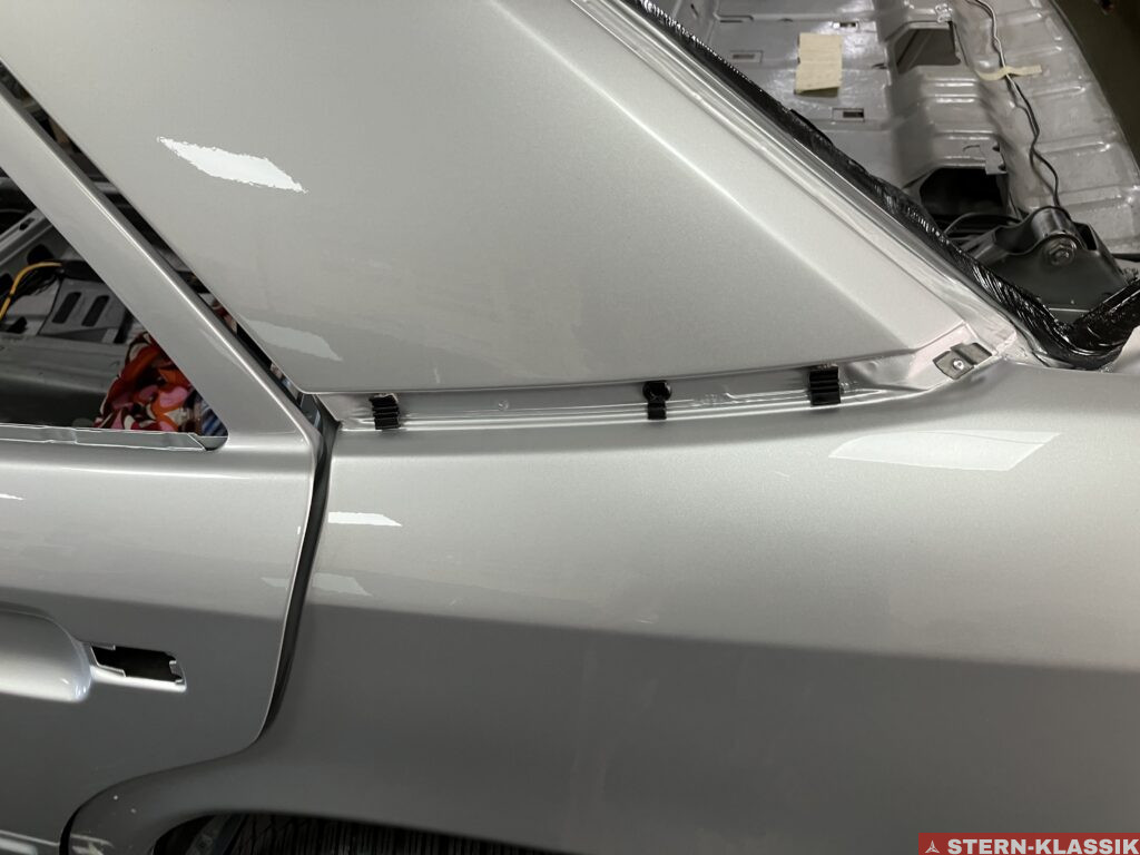 Halteclipse für die Zierstreifen eines Mercedes-Benz W124 an der C-Säule.