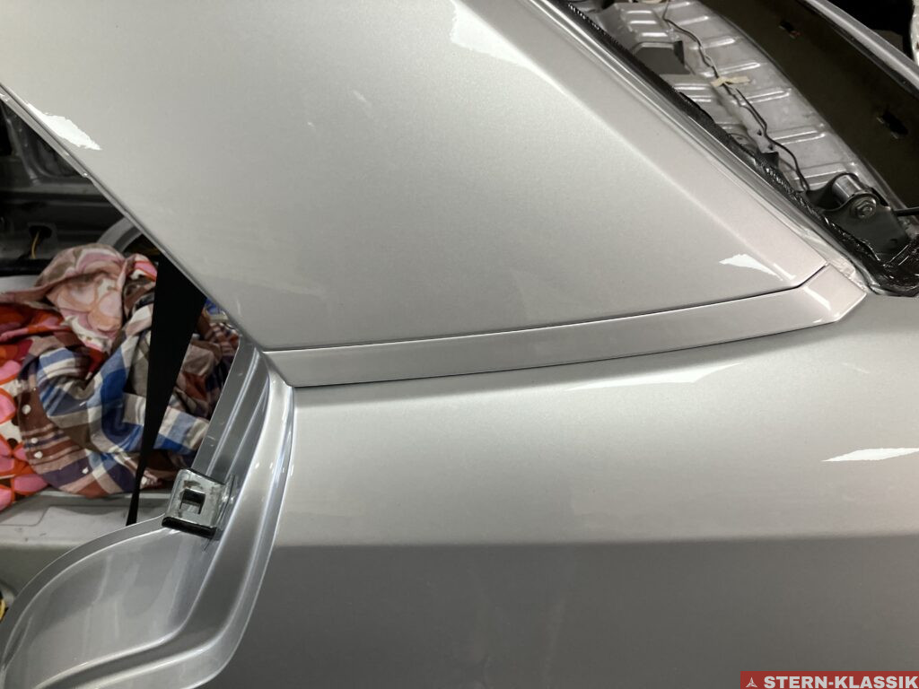 Montierte Zierstreifen an einem Mercedes-Benz W124.