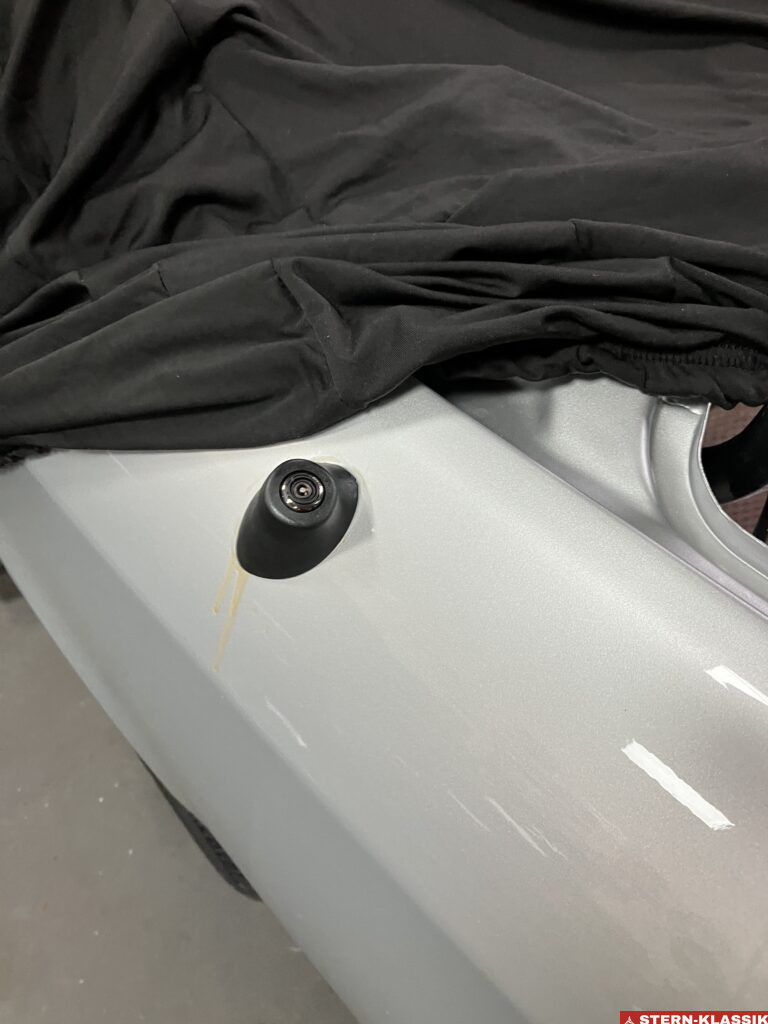 Neu installierte Antenne mit Dichtung an einem Mercedes-Benz W124.