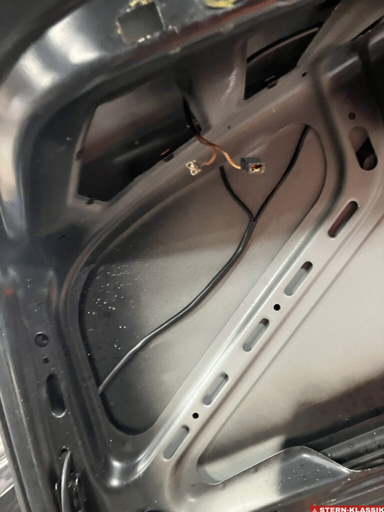 Verkabelung im Heckdeckel eines Mercedes-Benz W124 nach Überarbeitung.