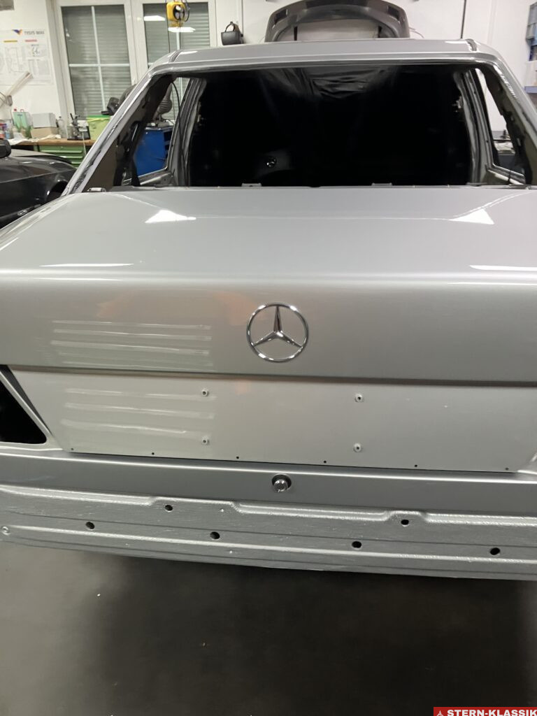 Neuer Mercedes-Stern am Heckdeckel eines Mercedes-Benz W124.