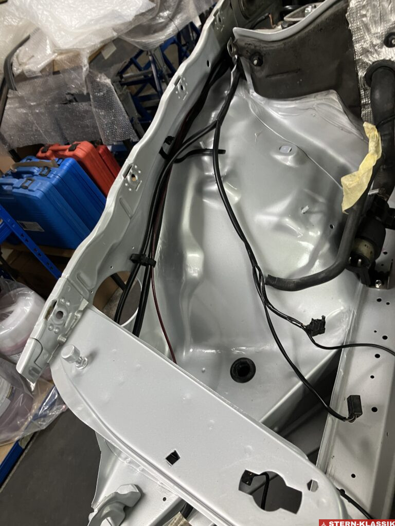 Neu verlegte Kabel im Motorraum eines Mercedes-Benz W124.
