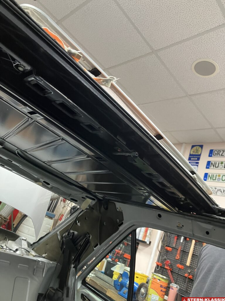 Eingebaute Schiebedachkassette eines Mercedes-Benz W124.