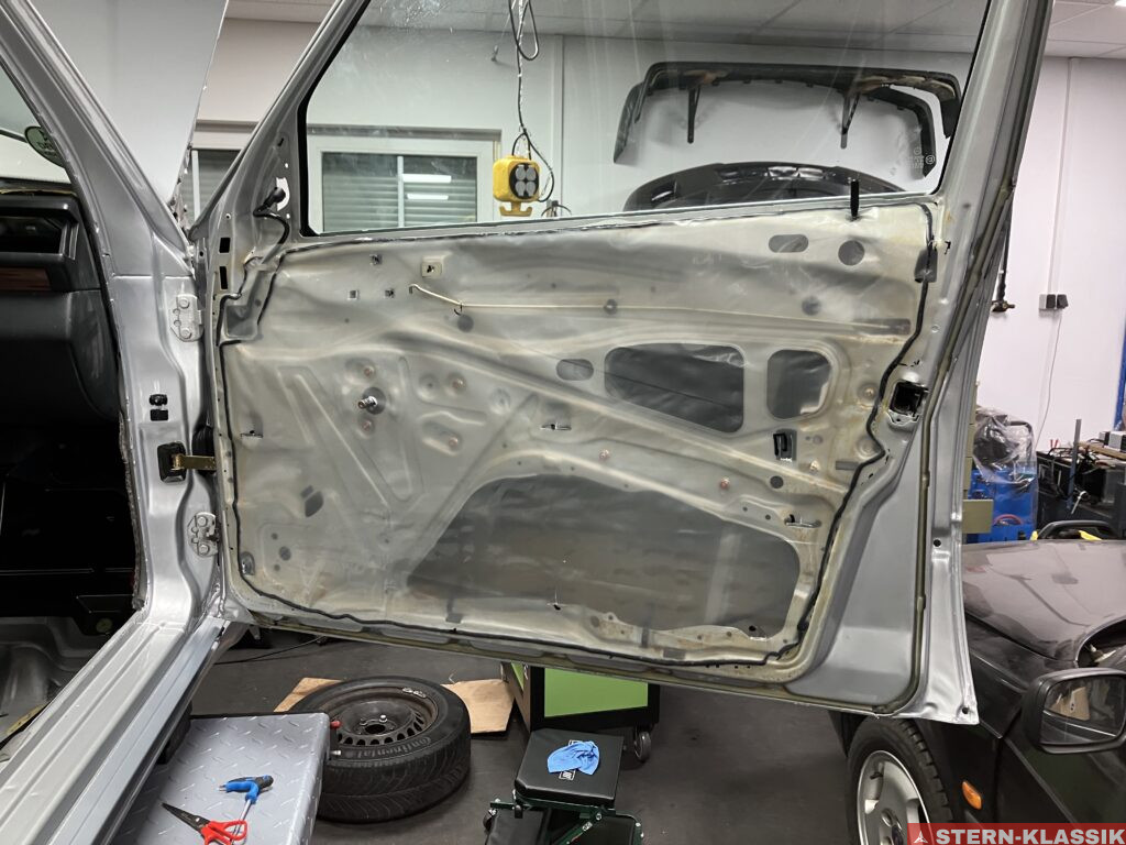 Neue Dampfsperre in der Beifahrertür eines Mercedes-Benz W124.