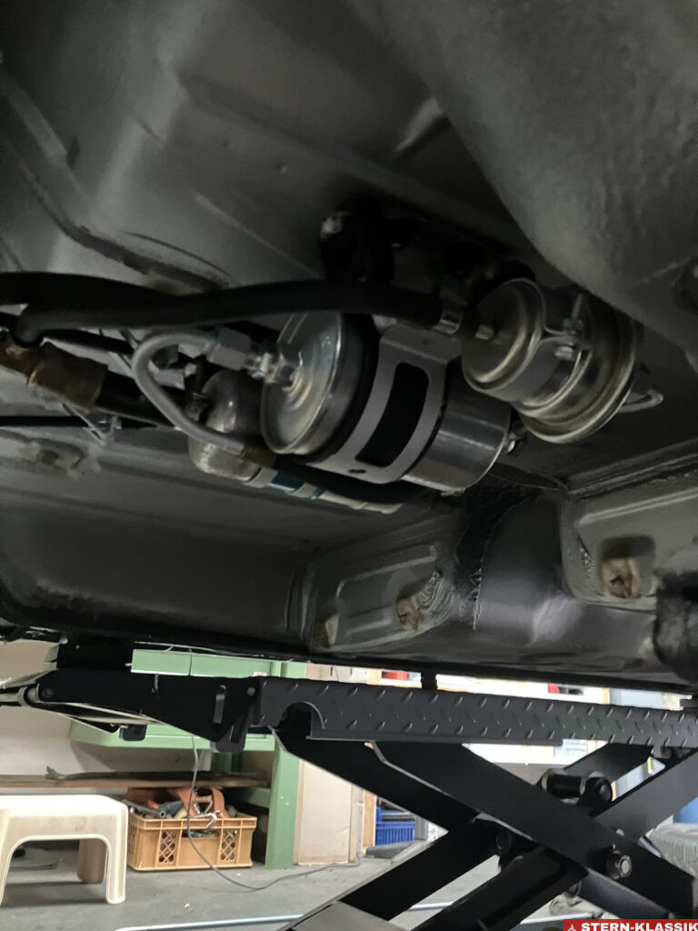 Neues Benzinpumpenpaket eines Mercedes-Benz W124 nach der Installation.