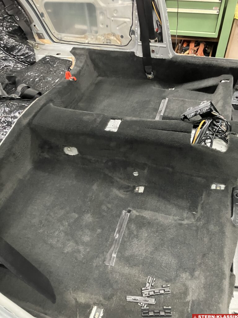 Eingebaute und gereinigte Teppiche im Innenraum eines Mercedes-Benz W124.