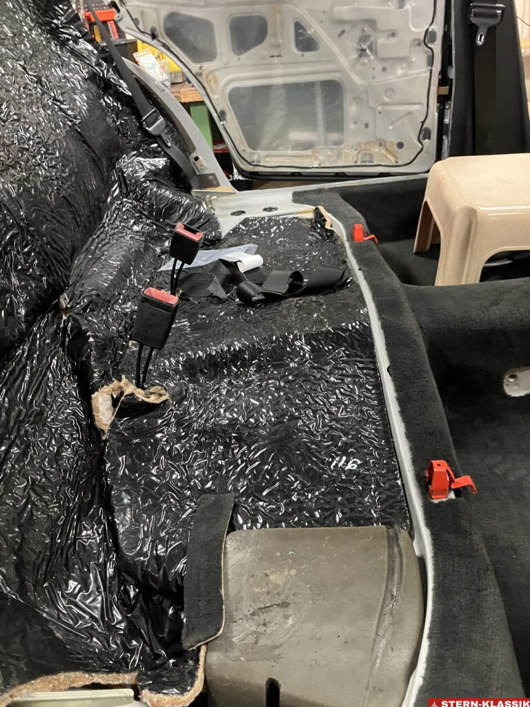 Zentralverriegelungspumpe eines Mercedes-Benz W124 nach der Montage.
