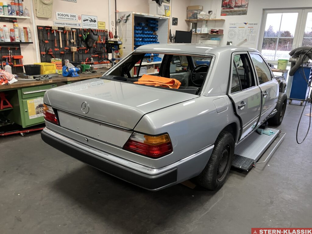 Montierte hintere Stoßstange eines Mercedes-Benz W124.