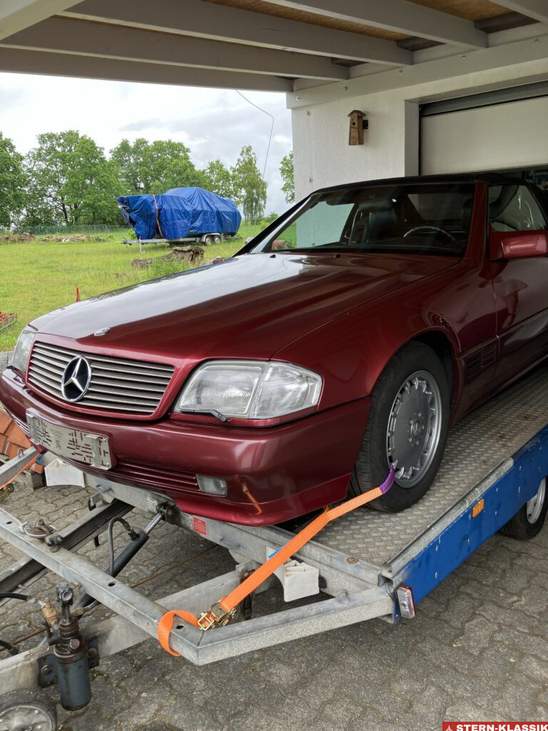 Mercedes-Benz R129 (500 SL) auf einem Anhänger, transportiert zum TÜV-Termin.